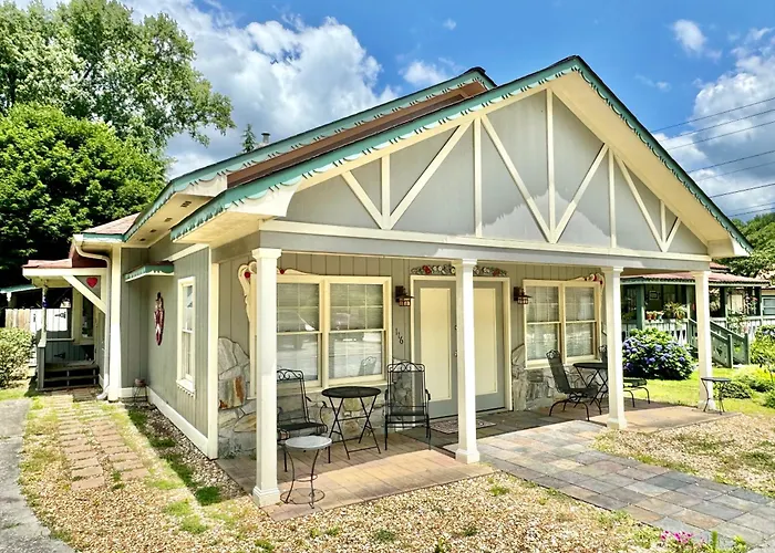 Riverbend Motel & Cabins