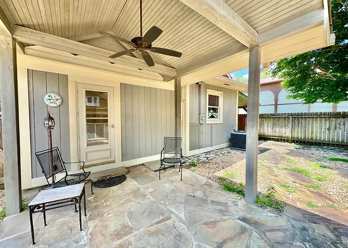 Riverbend Motel & Cabins